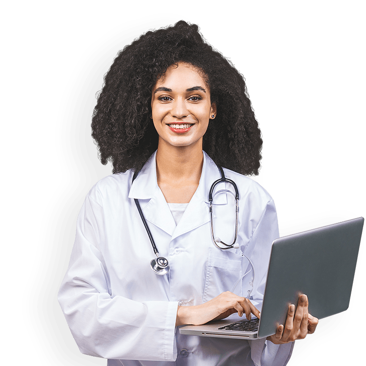 Médica sorrindo e segurando um laptop