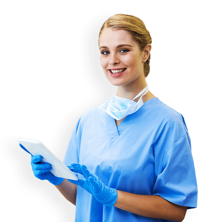 Enfermeira segurando um tablet e sorrindo
