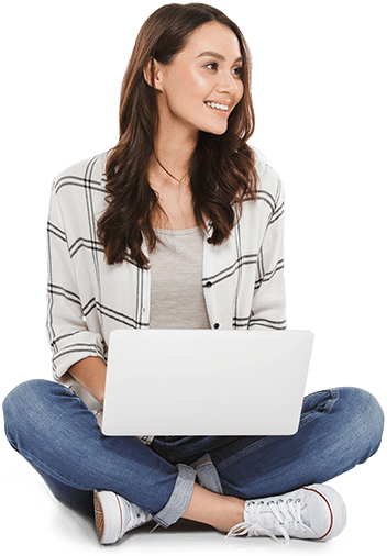 Mulher sorrindo e sentada de pernas cruzadas com um notebook