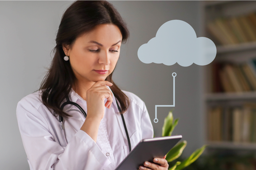 Médica olhando para o tablet usando o Gemed em nuvem