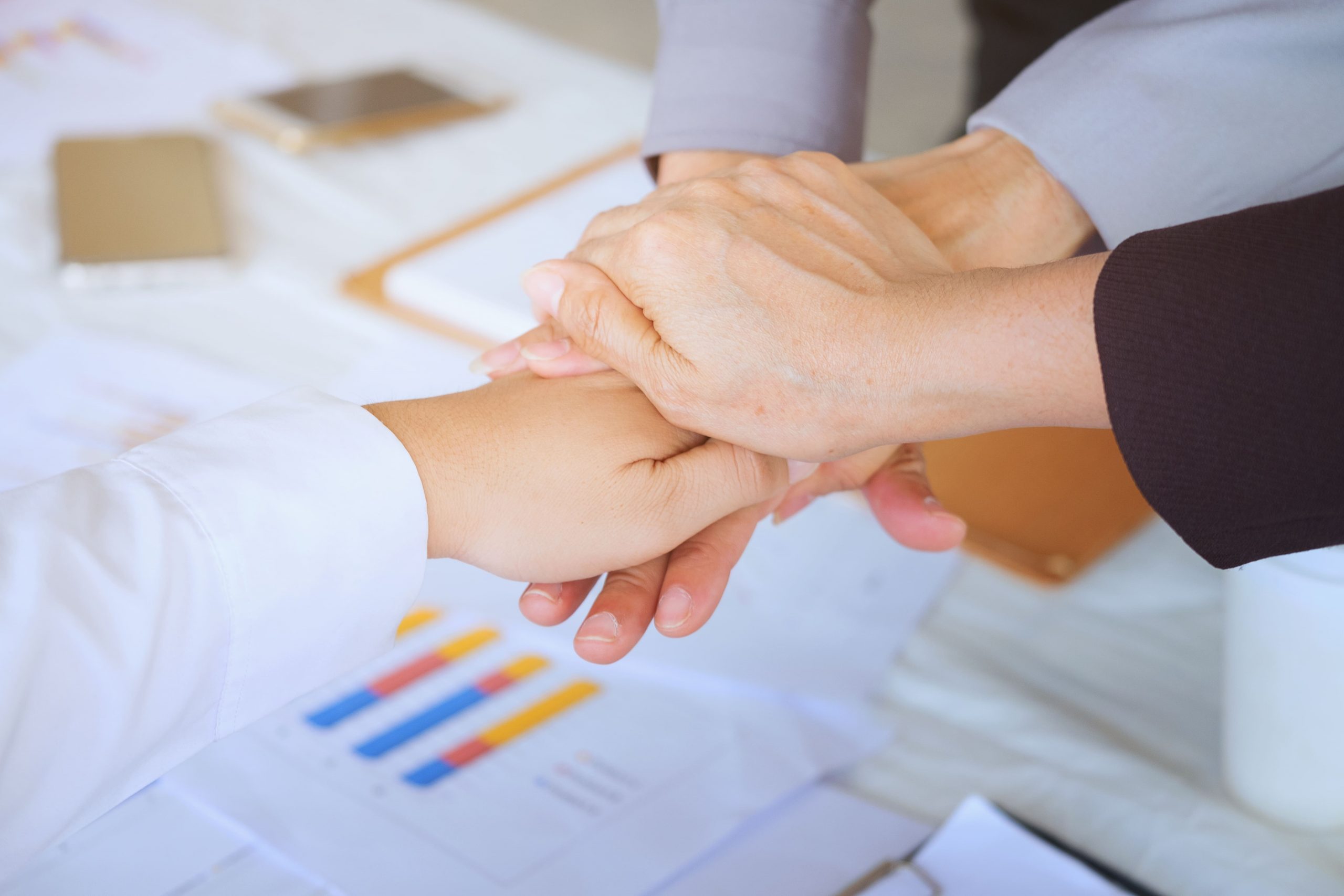 Empresários-apertando-as-mãos-consolidando-parceria